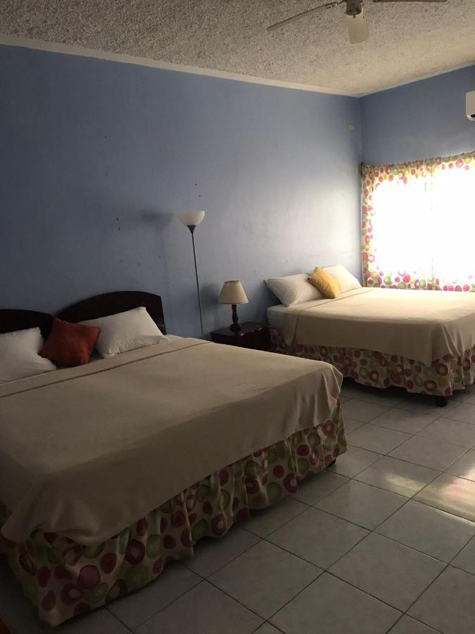 Tropical Court Hotel Бухта Монтего Экстерьер фото
