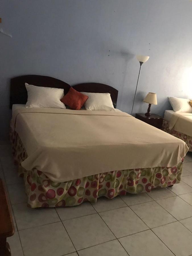 Tropical Court Hotel Бухта Монтего Экстерьер фото