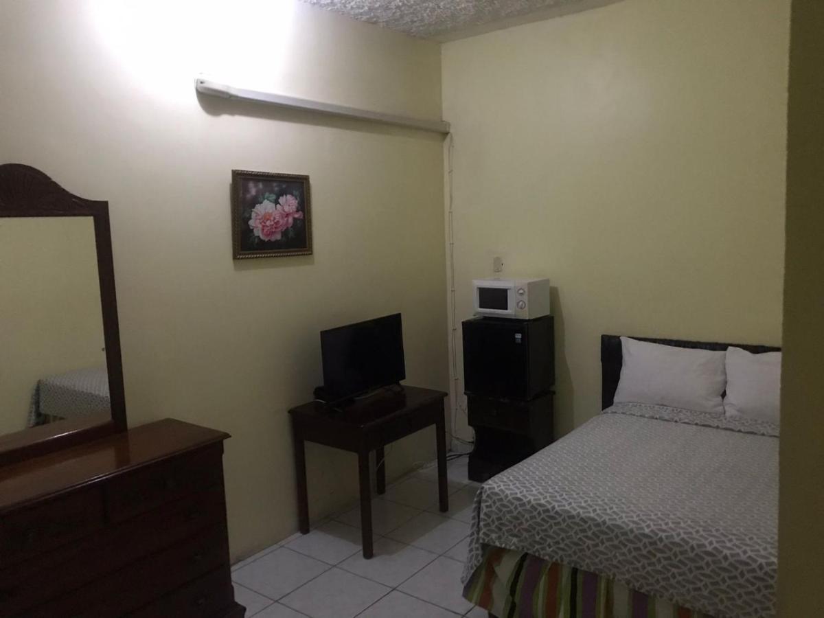 Tropical Court Hotel Бухта Монтего Экстерьер фото