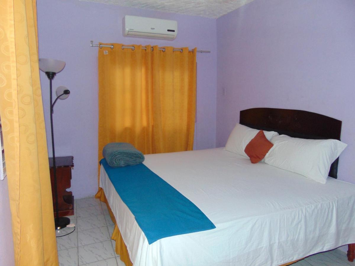 Tropical Court Hotel Бухта Монтего Экстерьер фото