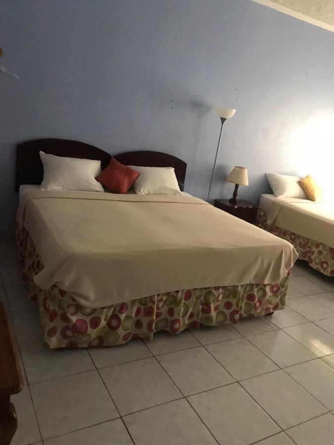 Tropical Court Hotel Бухта Монтего Экстерьер фото
