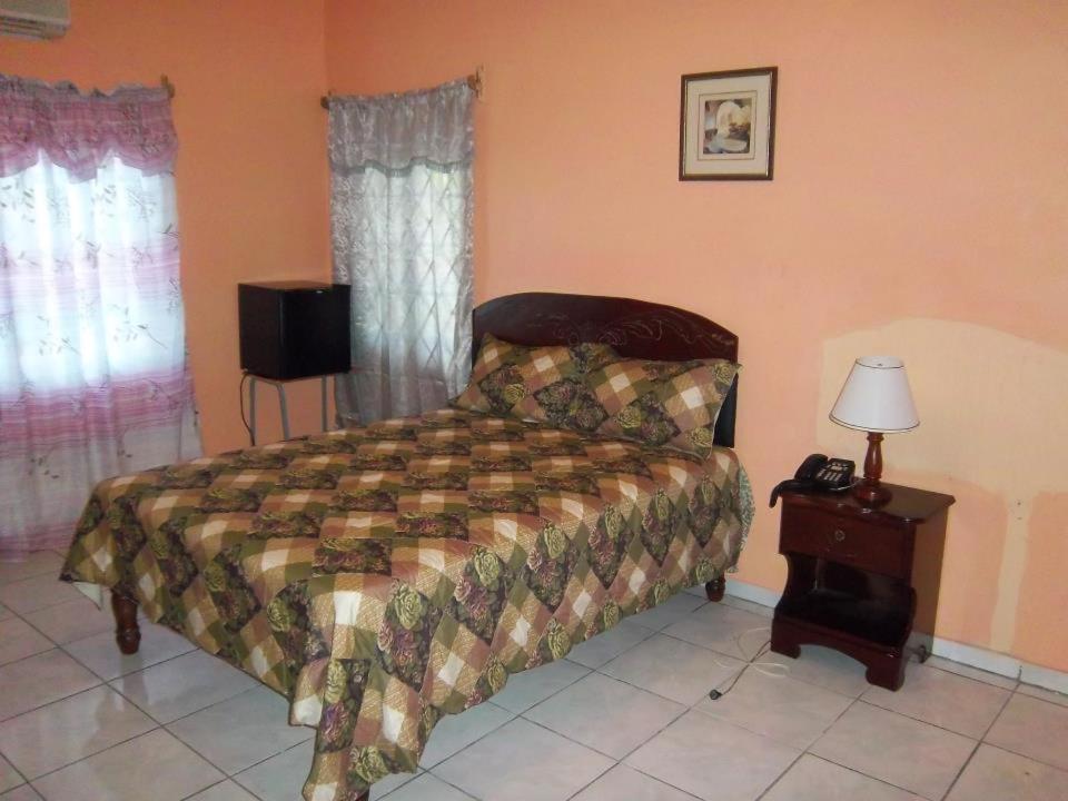 Tropical Court Hotel Бухта Монтего Экстерьер фото
