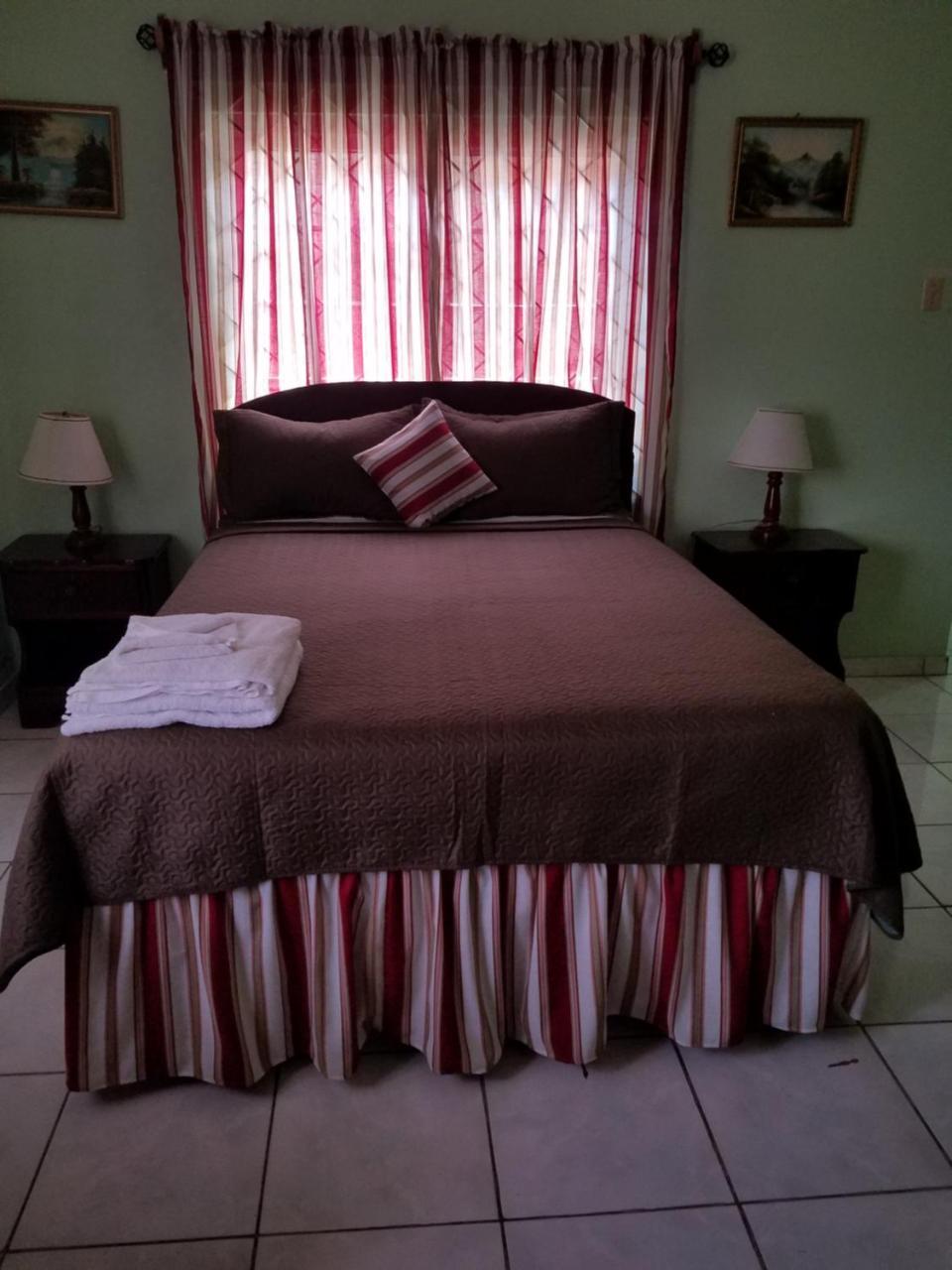 Tropical Court Hotel Бухта Монтего Экстерьер фото