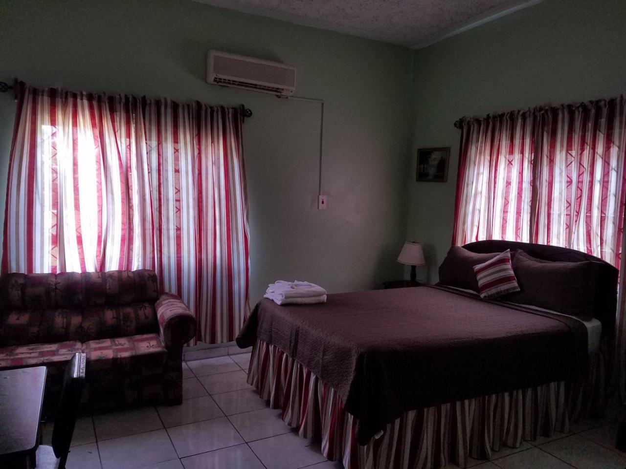 Tropical Court Hotel Бухта Монтего Экстерьер фото
