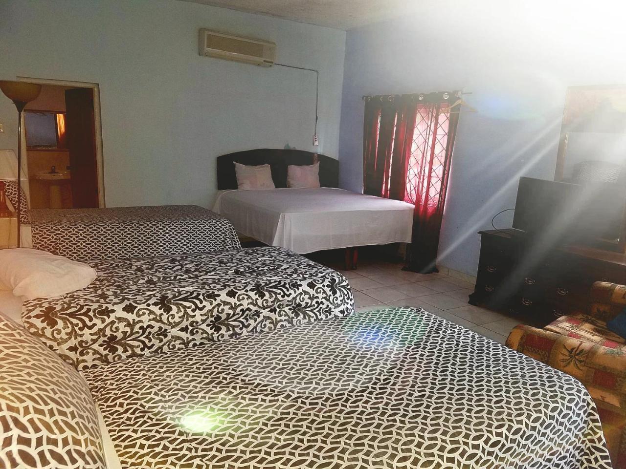 Tropical Court Hotel Бухта Монтего Экстерьер фото