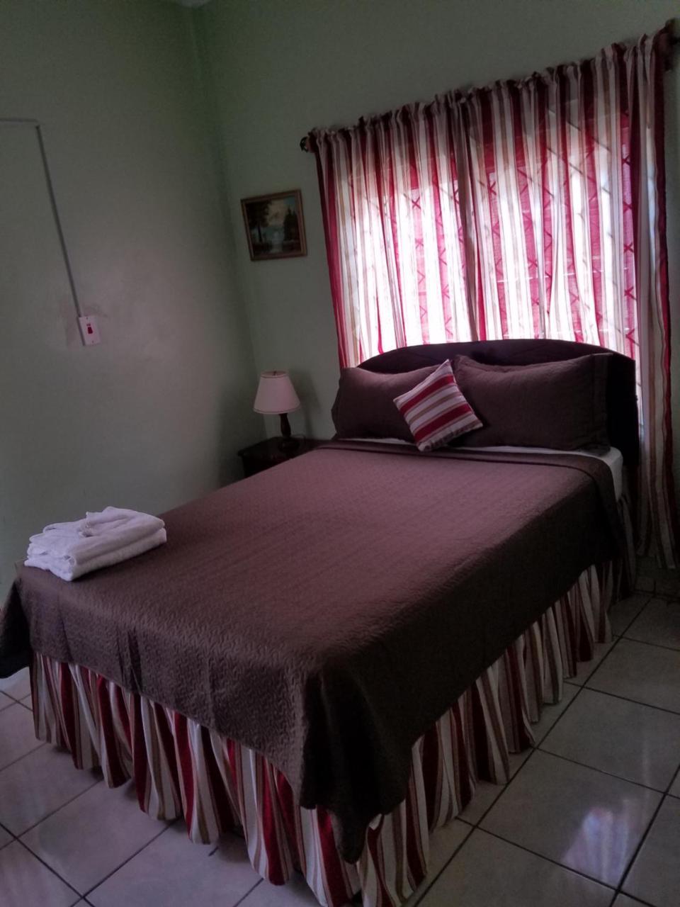 Tropical Court Hotel Бухта Монтего Экстерьер фото