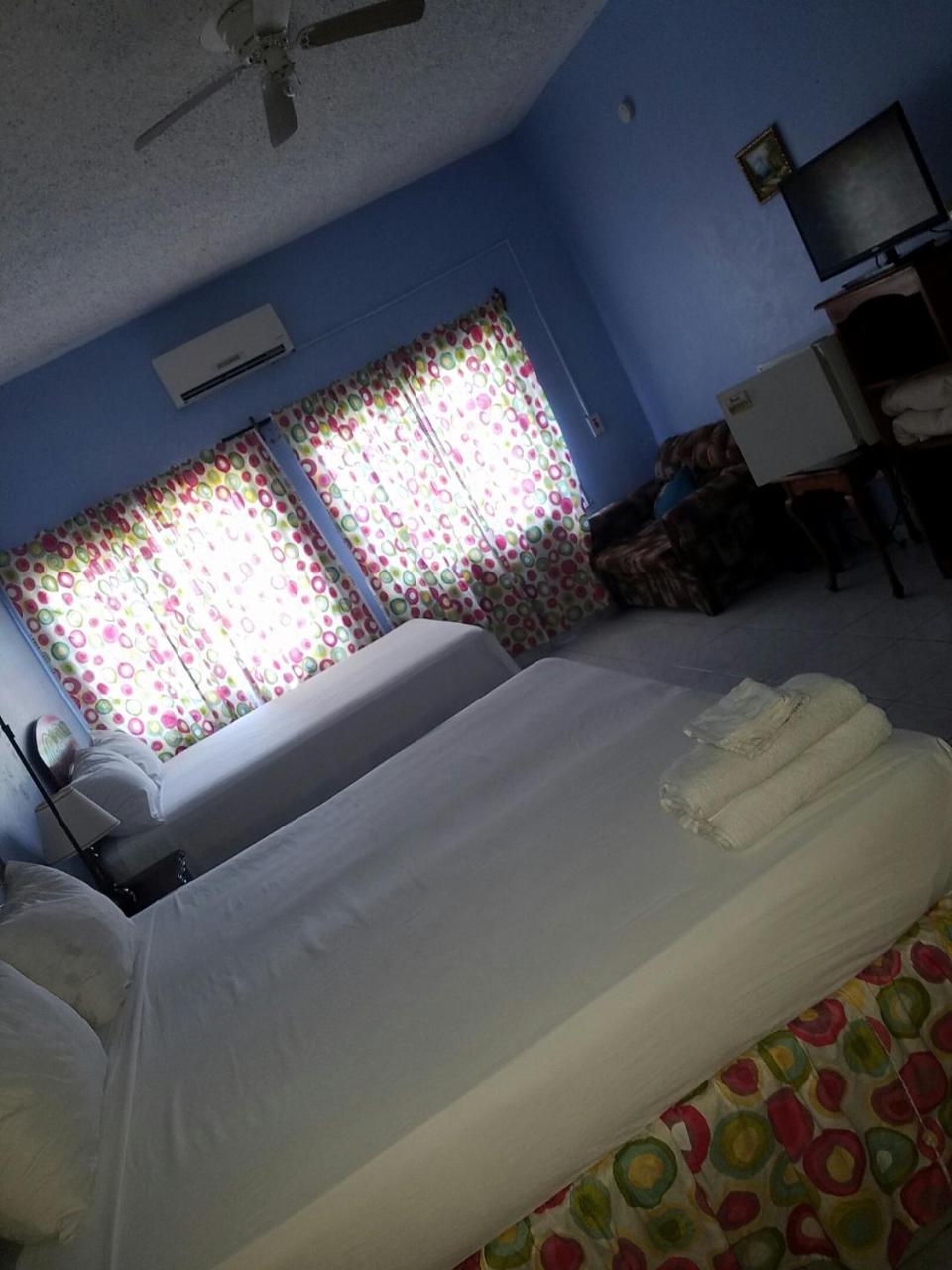 Tropical Court Hotel Бухта Монтего Экстерьер фото