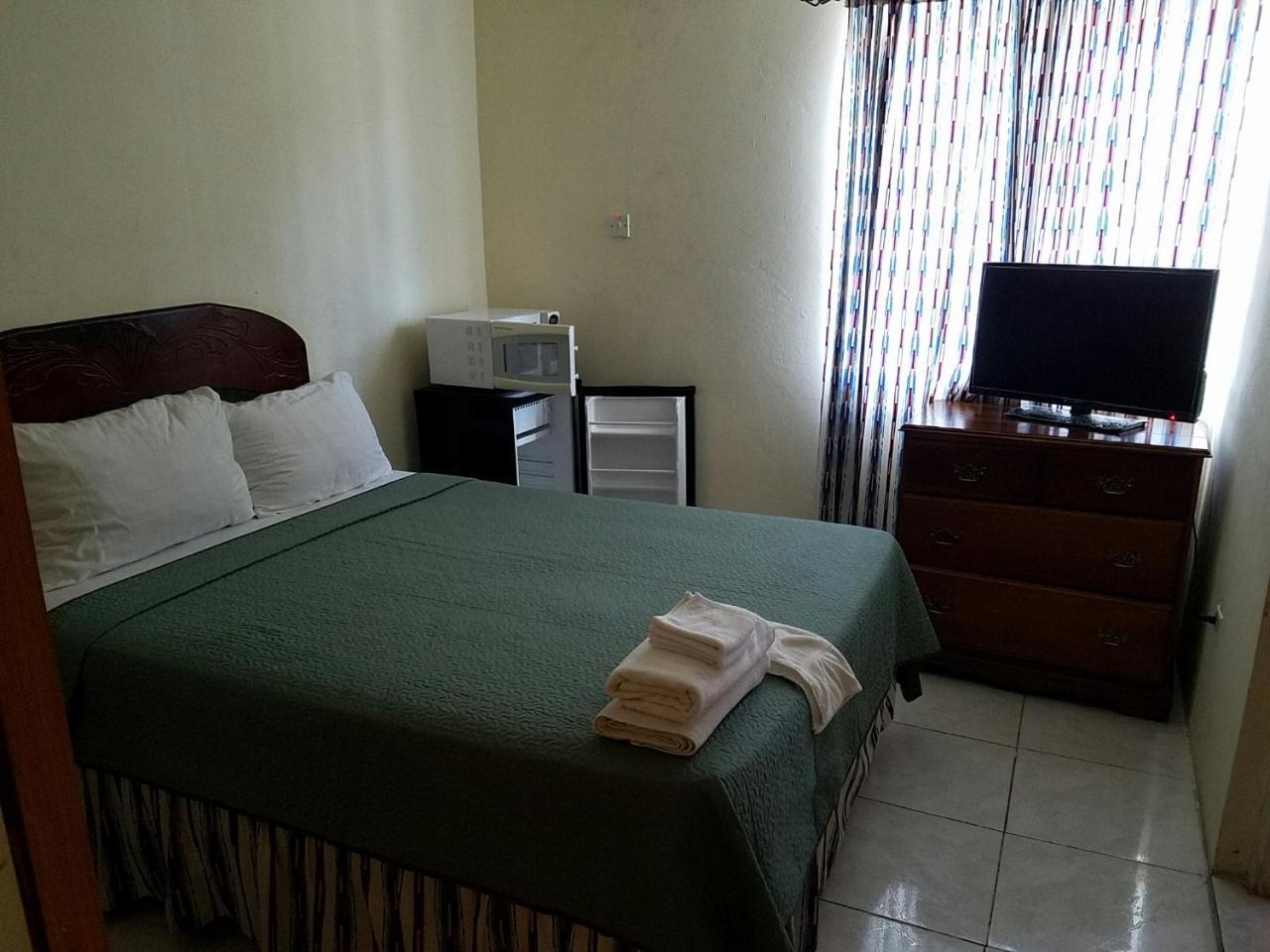 Tropical Court Hotel Бухта Монтего Экстерьер фото